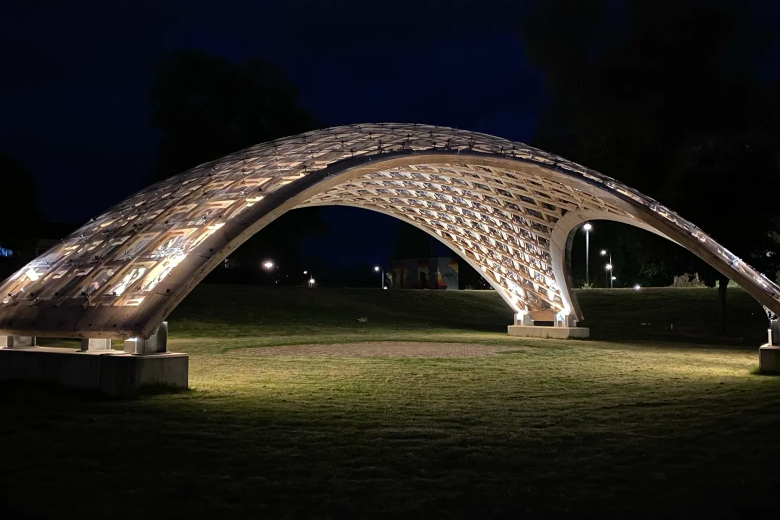 Ljusbåge i en park, belyst i mörker